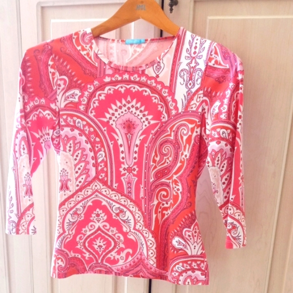 J.Mclaughlin pink paisley Signature Tee in Catalina Cloth.   Gently worn